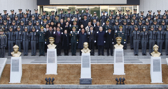 = 1일 서울 노원구 육군사관학교에서 열린 독립전쟁 영웅 흉상 제막식에서 이종찬 국립대한민국임시정부기념관 건립위원장, 이준식 독립기념관장 등 독립운동가 후손들과 김완태 육군사관학교장을 비롯한 군 관계자, 사관생도들이 기념사진을 찍고 있다. 흉상은 왼쪽부터 홍범도 장군, 지청천 장군, 이회영 선생, 이범석 장군, 김좌진 장군. (육군사관학교 제공) 2018.3.1/뉴스1  