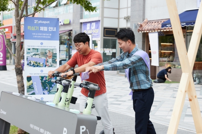  LG전자 사내독립기업(CIC) 커런트닷 직원이 29일 세종시 보람동에서 진행한 '플러스팟' 론칭 행사에서 애플리케이션 이용자에게 자세한 사용법을 안내하고 있다. /사진제공=LG전자