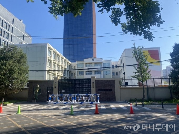 29일 찾은 베이징 시내 일본국제학교의 문은 굳게 닫혀있었고 인적은 없었다. 학교를 지키고 있던 한 공안은 "휴교한 것은 아니고 평소보다 좀 늦게 학생들이 등교할 것"이라고 말했다./사진=우경희 기자