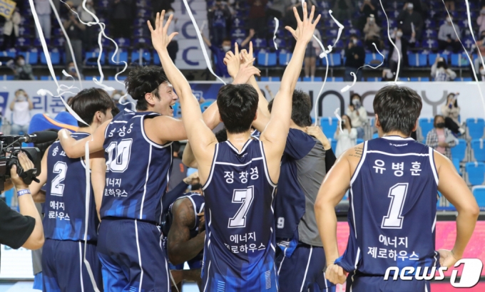 (전주=뉴스1) 유경석 기자 = 전주KCC 선수들이 31일 전북 전주시 전주실내체육관에서 서울삼성과의 경기를 마친 뒤 정규리그 우승의 기쁨을 만끽하고 있다. (기사 내용과 무관한 참고 이미지)2021.3.31/뉴스1
