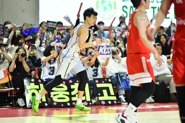 KBL 슈퍼스타 허웅(왼쪽). /사진=KBL 제공