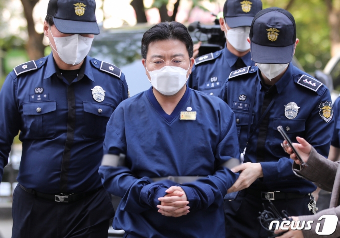 (서울=뉴스1) 구윤성 기자 = 소시에테제네랄(SG)증권발 폭락 사태와 관련해 주가조작을 주도한 의혹을 받는 라덕연 투자자문업체 대표가 11일 오전 서울 양천구 서울남부지방법원에서 열리는 구속 전 피의자심문(영장실질심사)에 출석하고 있다. 2023.5.11/뉴스1 Copyright (C) 뉴스1. All rights reserved. 무단 전재 및 재배포 금지.