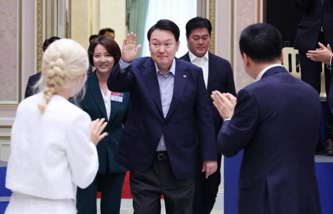 [서울=뉴시스] 전신 기자 = 윤석열 대통령이 30일 청와대 영빈관에서 열린 스타트업 코리아 전략회의에 입장하고 있다. (사진=대통령실통신사진기자단) 2023.08.30.