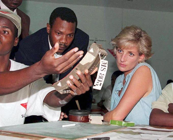 다이애나 왕세자비가 1997년 1월 앙골라를 방문해 다양한 지뢰를 살펴보고 있는 모습./AFPBBNews=뉴스1