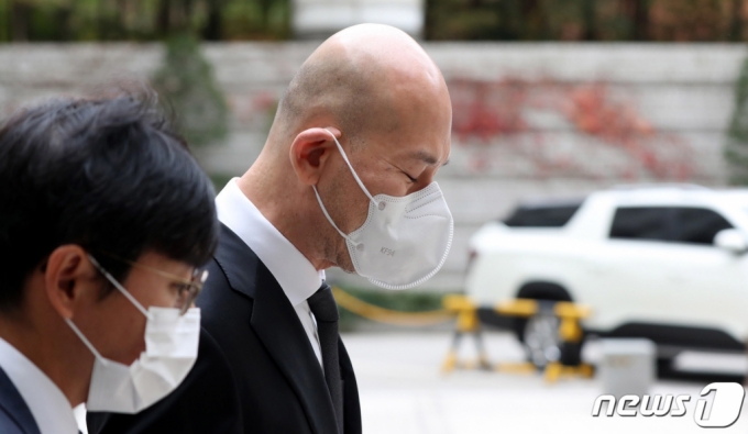 (서울=뉴스1) 박세연 기자 = '계열사 부당지원' 혐의를 받고 있는 이해욱 DL그룹 회장이 3일 서울 서초구 서울중앙지방법원에서 열린 독점규제 및 공정거래에 관한 법률위반 2심 선고공판에 출석하고 있다. (공동취재)2022.11.3/뉴스1 Copyright (C) 뉴스1. All rights reserved. 무단 전재 및 재배포 금지.