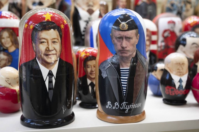 [모스크바=AP/뉴시스] 21일(현지시간) 러시아 모스크바의 기념품 가게에 시진핑(왼쪽) 중국 국가주석과 블라디미르 푸틴 대통령의 사진이 담긴 마트료시카 인형이 판매되고 있다. 2023.03.22.