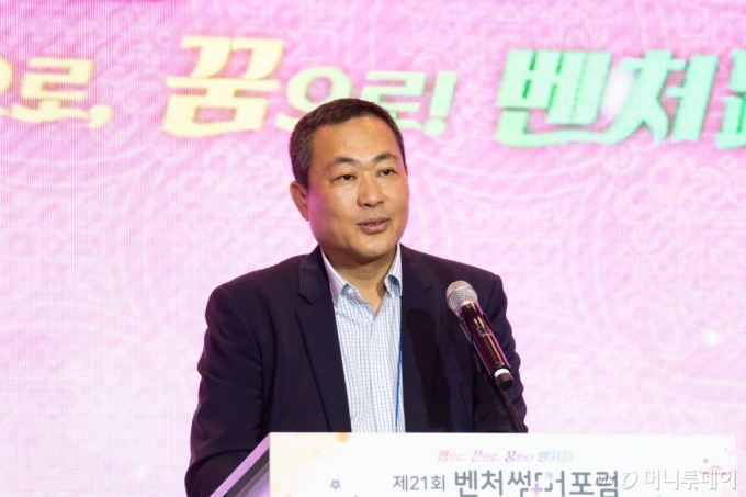 23일 전라북도 전주 라한호텔에서 열린 &#039;제21회 벤처썸머포럼&#039;에서 성상엽 벤처기업협회 회장이 개회사를 하고 있다./사진제공=벤처기업협회
