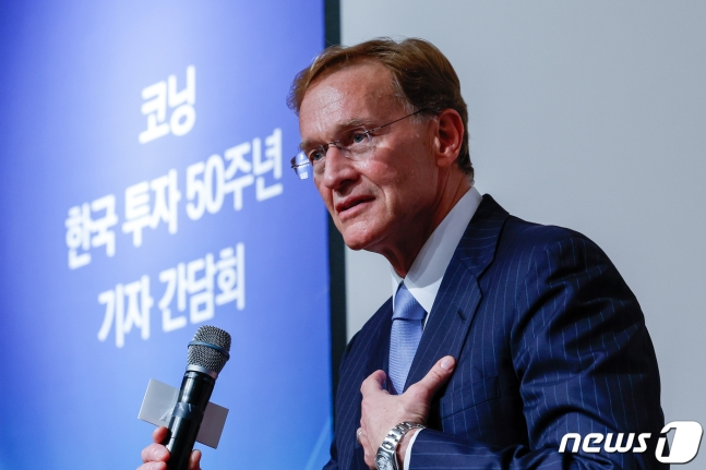 웬델 윅스(Wendell P. Weeks) 코닝(CORNING) 회장이 31일 오후 서울 중구 신라호텔에서 열린 한국 투자 50주년 기자간담회에 참석해 질의에 답하고 있다./사진=뉴스1