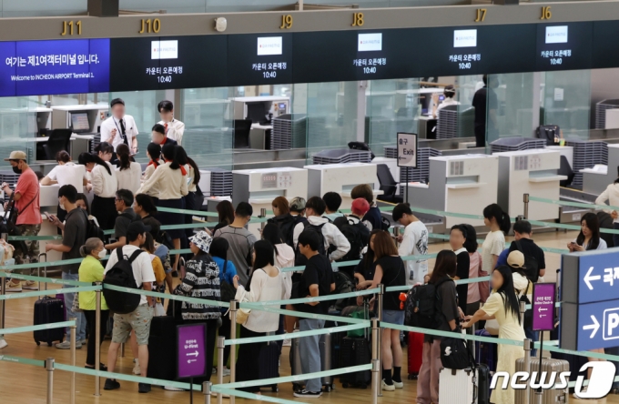 (인천공항=뉴스1) 김민지 기자 = 8월 28일 인천국제공항에서 여행객들이 탑승수속을 기다리는 모습. 