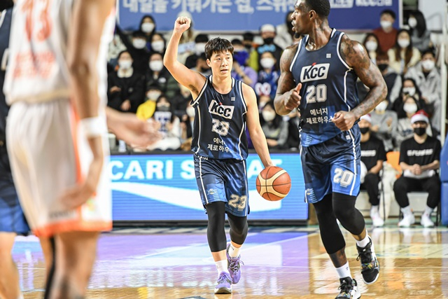 경기에 집중하는 허웅(가운데).  /사진=KBL 제공