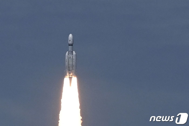 인도가 14일(현지시간) 무인 달 탐사선 '찬드라얀 3호'를 실은 로켓을 발사하는 데 성공했다. 사진은 찬드라얀 3호를 실은 LVM3 로켓이 이날 이륙하는 모습. 2023.07.14/ ⓒ AFP=뉴스1 ⓒ News1 박재하 기자 