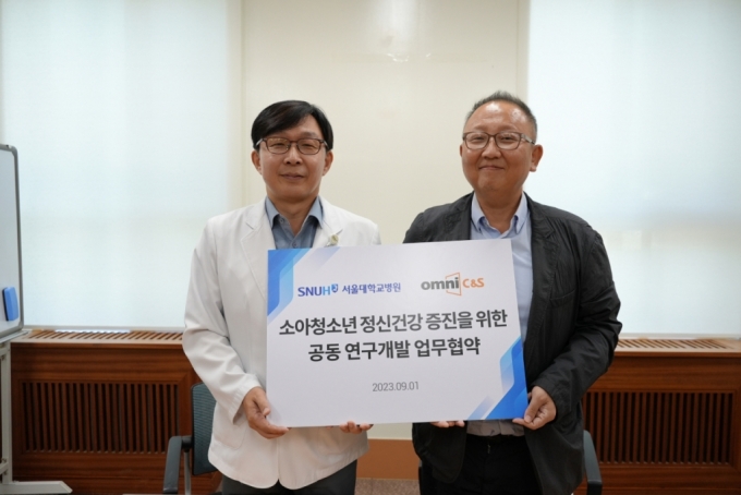 (왼쪽부터)김붕년 서울대학교병원 소아청소년과 교수, 김용훈 옴니씨앤에스 대표/사진제공=유니콘팩토리