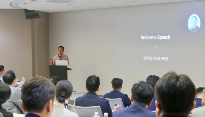정태영 현대카드 부회장이 지난 30일 서울 여의도 현대카드 본사에서 지난 1년간의 '도메인 갤럭시' 성과를 간략히 소개하고 있다./사진제공=현대카드