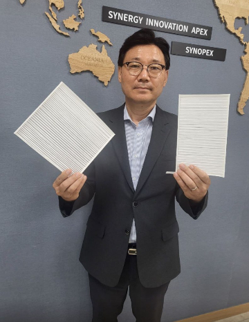 에어필터를 들고있는 노사갑부사장 /사진제공=시노펙스