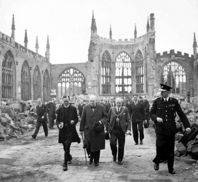 윈스턴 처칠 영국 총리가 독일 폭격으로 폐허가 된 코번트리 대성당을 방문한 장면/사진=HISTORIC UK