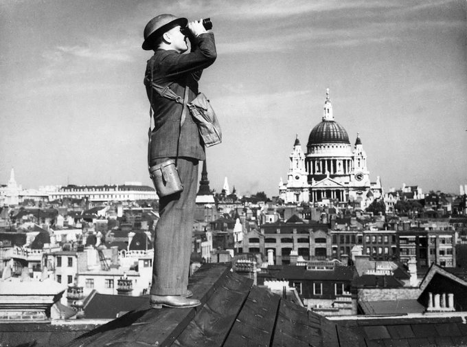 자원봉사자가 런던 상공에서 적군 항공기를 관찰하고 있다./사진=WikiCommons