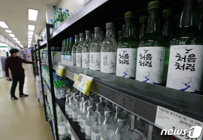 서울 시내 한 대형마트에 롯데칠성의 처음처럼, 새로 소주가 진열돼 있다. /사진제공=뉴스1