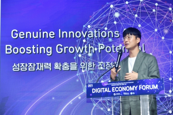 이활석 업스테이지 최고기술책임자(CTO)가 6일 기획재정부와 코리아스타트업포럼이 개최한 &#039;제6회 디지털이코노미포럼(DEF2023)&#039;에서 기조연설을 하고 있다. /사진=코리아스타트업포럼 제공