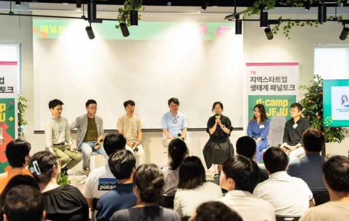 지난 7월19일 제주시에서 열린 &#039;디캠프 지역 스타트업 생태계 패널토크&#039;에 참석한 크립톤 전정환(왼쪽부터) 이사, 국민대 이우진 교수, 메타기획컨설팅 최도인 본부장, 디캠프 김영덕 대표, 카이스트 디자인전략연구실 우은지 박사, 레드윗 김지원 대표, 소풍벤처스 한종호 파트너. /사진제공=디캠프