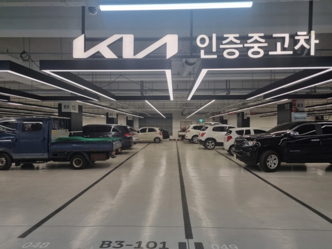 7일 경기 용인 기흥구 중고차 매매단지 오토허브 B동 지하 3층에 위치한 현대차·기아 인증중고차 매장. /용인(경기)=강주헌 기자