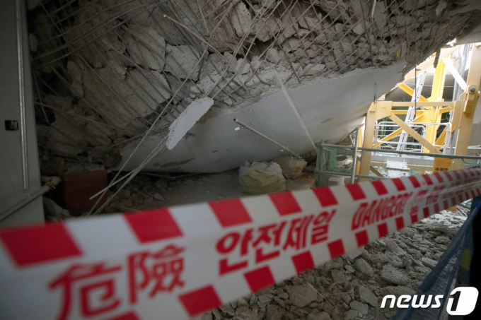 인천시 서구 검단의 한 아파트 지하주차장 슬래브 붕괴 현장 /사진=뉴스1