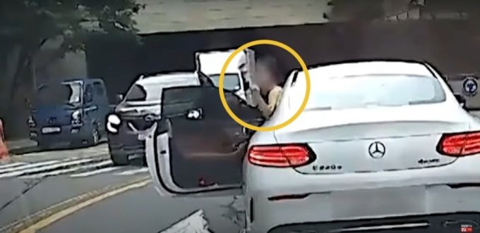 불법주차도 모자라 경적을 울린 상대 운전자에게 손가락 욕을 한 외제차 운전자가 비난을 받고 있다. /영상=유튜브 채널 '한문철 TV'