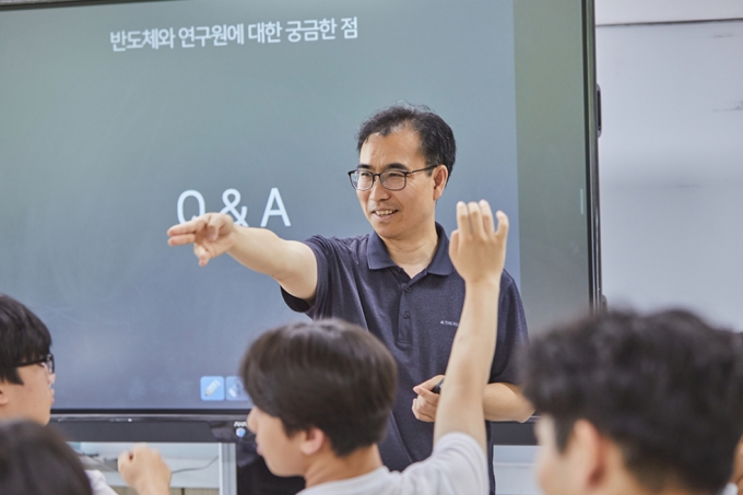 장준덕 SK하이닉스 TL이  경기 수원 삼일공업고등학교(이하 삼일공업고)에서 강의를 하고 있다./사진=SK하이닉스