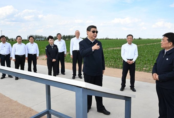 [바옌나오얼=신화/뉴시스] 시진핑 중국 국가주석이 6일(현지시각) 네이멍구 자치구 바옌나오얼의 현대식 농업 시범공원을 둘러보고 있다. 시 주석은 바옌나오얼을 시찰하고 사막화의 포괄적 예방·통제 강화, 생태 프로젝트 건설 촉진에 관한 심포지엄을 주재했다. 2023.06.07.