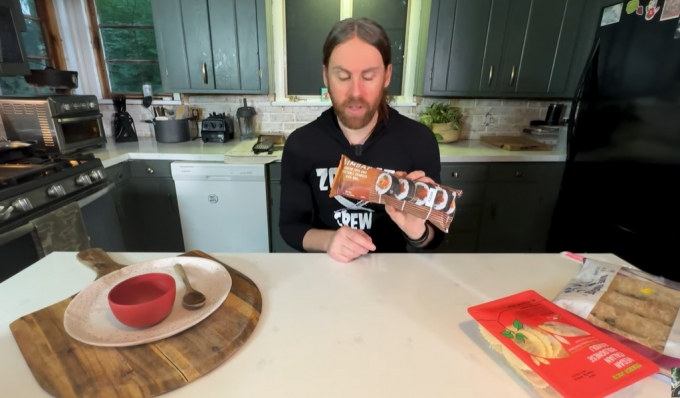 한 미국인 유튜버가 올곧이 제조한 냉동 김밥을 소개하는 영상을 올렸다. /사진=유튜브 갈무리