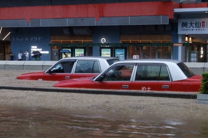 8일 폭우로 물에 잠긴 홍콩 택시/로이터=뉴스1