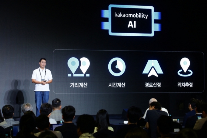 카카오모빌리티가 8일 개최한 테크 컨퍼런스 NEMO 2023에서 유승일 카카오모빌리티 최고기술책임자(CTO)가 환영사와 기조연설을 진행하고 있다. /사진=카카오모빌리티