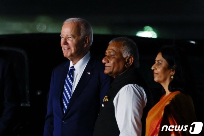 조 바이든 미국 대통령(왼쪽)이 8일 (현지시간) G20(주요 20개국) 정상회의에 참석하기 위해 인도 뉴델리의 공항에 도착해 비자이 쿠마르 싱 도로 교통 장관의 영접을 받고 있다. /로이터=뉴스1