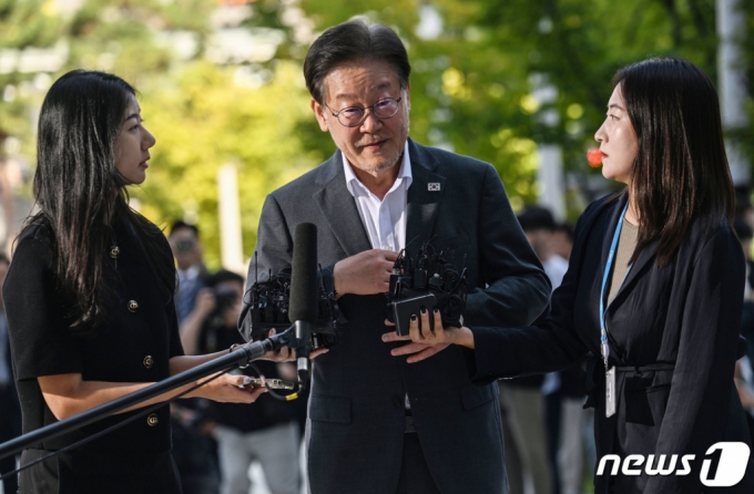 (수원=뉴스1) 김영운 기자 = 이재명 더불어민주당 대표가 쌍방울그룹 대북송금 의혹과 관련 조사를 받기 위해 9일 오전 경기 수원시 영통구 수원지방검찰청에 출석하고 있다.  성남FC 의혹으로 한 차례, 위례·대장동 의혹으로 두 차례 소환 조사를 받은 데 이어 올해만 5번째 검찰 출석이다. (공동취재) 2023.9.9/뉴스1  Copyright (C) 뉴스1. All rights reserved. 무단 전재 및 재배포 금지.