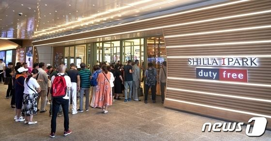 HDC신라면세점을 찾은 중국인 단체관광객/사진=HDC신라면세점, 뉴스1 제공