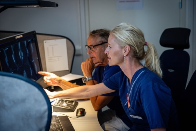 카린 뎀브로워(Dr. Karin Dembrower·오른쪽) 스웨덴 세인트괴란 병원 박사가 유방촬영술 AI 영상분석 솔루션 '루닛 인사이트 MMG'를 활용해 유방암을 진단하고 있다. /사진제공=루닛