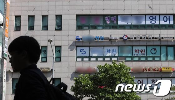 서울 강남구 대치동 학원가 앞으로 학생이 지나가고 있다. /사진=뉴스1