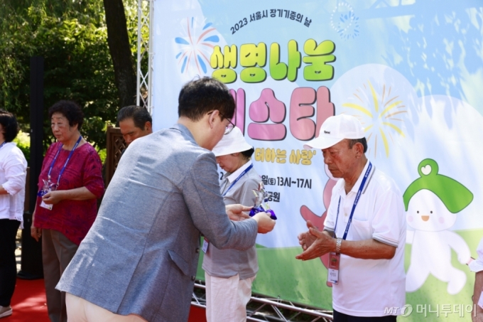지난 9일 서울 관악구 보라매공원에서 열린 2023 서울시 장기기증의날 행사에서 이석우씨(85)가 감사패를 받고 있다. /사진=사랑의장기기증운동본부
