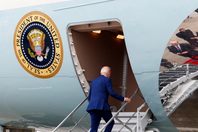 조 바이든 미국 대통령이 10일 인도 뉴델리에서 열린 G20 정상회의에 이어 인디라 간디 국제공항을 출발해 베트남으로 향하면서 에어포스원에 탑승하고 있다. /사진=로이터통신