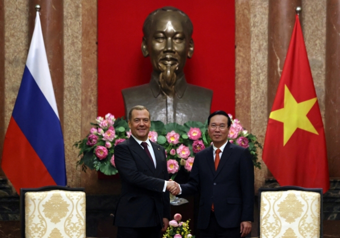 드미트리 메드베데프 러시아 안보리 부의장(사진 왼쪽)이 지난 5월 22일 베트남 하노이에서 보 반 트엉 베트남 국가주석과 회담에 참석하고 있다. /사진=로이터통신