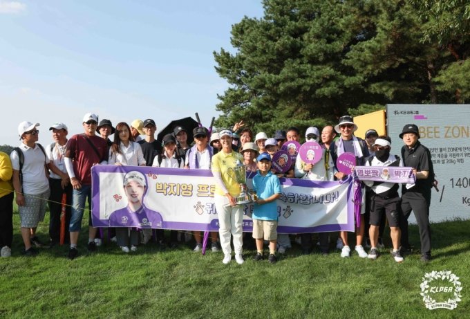 박지영(가운데)이 10일 우승 후 팬클럽과 기념 촬영에 임하고 있다. /사진=KLPGA 제