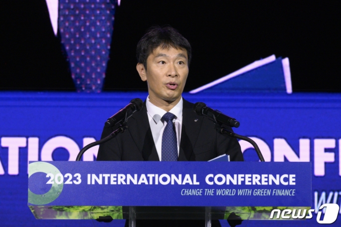 이복현 금융감독원장이 지난달 31일 서울 서대문구 이화여대 ECC 이삼봉홀에서 열린 '금감원·이화여대 공동 국제 컨퍼런스'에서 개회사를 하고 있다. /사진=뉴스1.