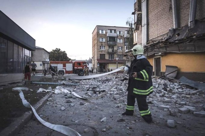 [포크로우스크=AP/뉴시스] 7일(현지시각) 우크라이나 도네츠크주 포크로우스크에서 소방관들이 러시아의 미사일 공격으로 파손된 건물 현장에 도착해 소방 호스를 풀고 있다. 2023.08.08.