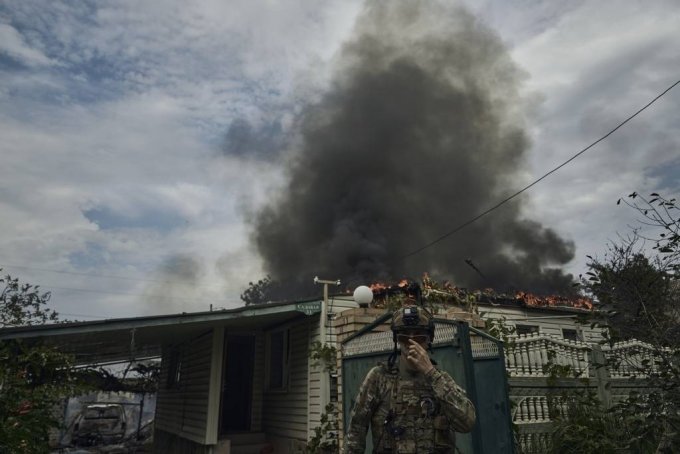 [시베르스크=AP/뉴시스] 1일(현지시각) 우크라이나 도네츠크주 시베르스크에서 우크라이나 군인이 러시아군의 포격으로 불에 타는 가옥 앞을 지나고 있다. 2023.09.02.