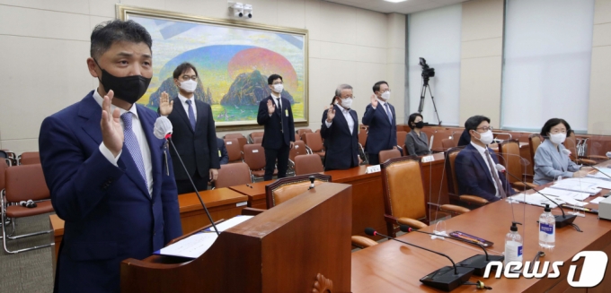 김범수 카카오 미래이니셔티브센터장이 국회 국정감사에 출석해 증인선서를 하고 있다. /사진=뉴스1  