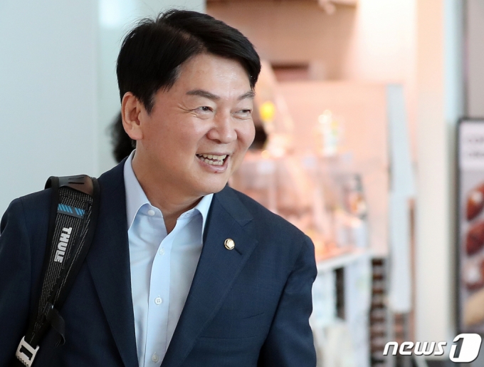 (인천공항=뉴스1) 김진환 기자 = 안철수 국민의힘 의원이 9일 오전 인천국제공항을 통해 미국으로 출국하고 있다.   안 의원은 19일까지 9박 11일간 미국을 찾아 트럼프 행정부 시절 백악관 국가안보보좌관을 지낸 존 볼턴을 비롯한 조야 인사들과 동북아시아 정세를 논의하는 한편 평소 교류하고 지냈던 과학기술계 인사들과도 만날 예정이다. 2023.8.9/뉴스1  Copyright (C) 뉴스1. All rights reserved. 무단 전재 및 재배포 금지.