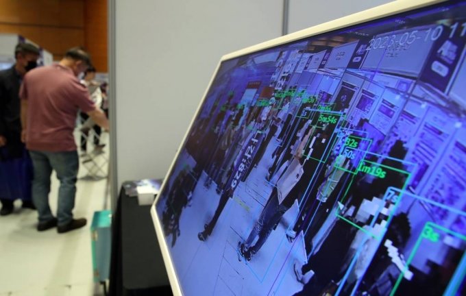 [서울=뉴시스] 고승민 기자 = 10일 서울 코엑스에서 열린 제6회 국제인공지능대전을 찾은 관람객이 AI 활용 CCTV 장비를 살펴보고 있다. 2023.05.10.