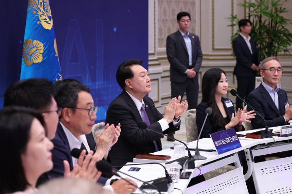[서울=뉴시스] 홍효식 기자 = 윤석열 대통령이 13일 청와대 영빈관에서 열린 제20차 비상경제민생회의 겸 대한민국 초거대 AI 도약 회의에서 주제영상을 시청한 뒤 박수치고 있다. (대통령실통신사진기자단) 2023.09.13.