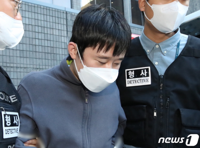 (서울=뉴스1) 송원영 기자 = '신당역 스토킹 살인사건'의 피의자 전주환이 21일 오전 서울 서초구 서울중앙지방검찰청으로 송치되고 있다. 전주환은 지난 14일 오후 9시께 서울 지하철 2호선 신당역 내부 화장실에서 자신과 서울교통공사 입사 동기였던 여성 역무원에게 흉기를 휘둘러 살해해 특정범죄 가중처벌 등에 관한 법률상 보복살인 혐의를 받고 있다. 2022.9.21/뉴스1 Copyright (C) 뉴스1. All rights reserved. 무단 전재 및 재배포 금지.