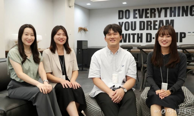 디캠프 지역창업지원사업을 운영하는 사업팀. 왼쪽부터 홍은진 팀장, 정지인 매니저, 이재영 매니저, 김정주 매니저 /사진=김휘선 기자 hwijpg@