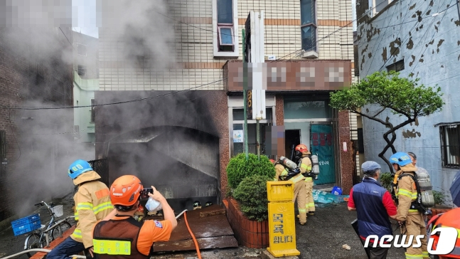 지난 1일 오후 부산 동구 한 목욕탕에서 화재로 원인을 알 수 없는 폭발사고가 발생해 소방대원들이 진화작업을 하고 있다. /사진=뉴스1(부산경찰청 제공 )